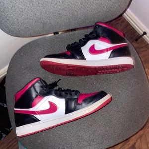 Jordan 1 mid Bred Toe